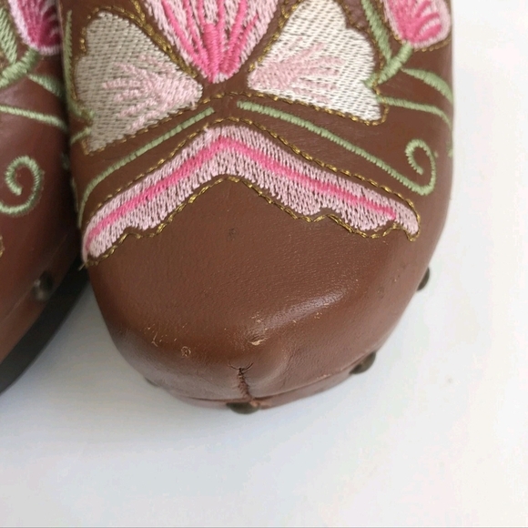 Stylish Brown Leather Clogs with Pink Floral Design - Picture 6 of 12